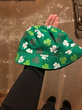 St Paddy’s day bundle: reversible bucket hat, Guinness necklace, twine decor